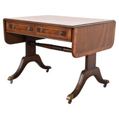 Mesa escritorio o consola de caoba con bandas de la Regencia inglesa de Baker Furniture