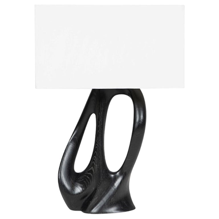 Lampe de table Ana en teinture ébène sur bois de frêne avec abat-jour en soie ivoire par Amorph