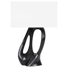 Lampe de table Ana en teinture ébène sur bois de frêne avec abat-jour en soie ivoire par Amorph