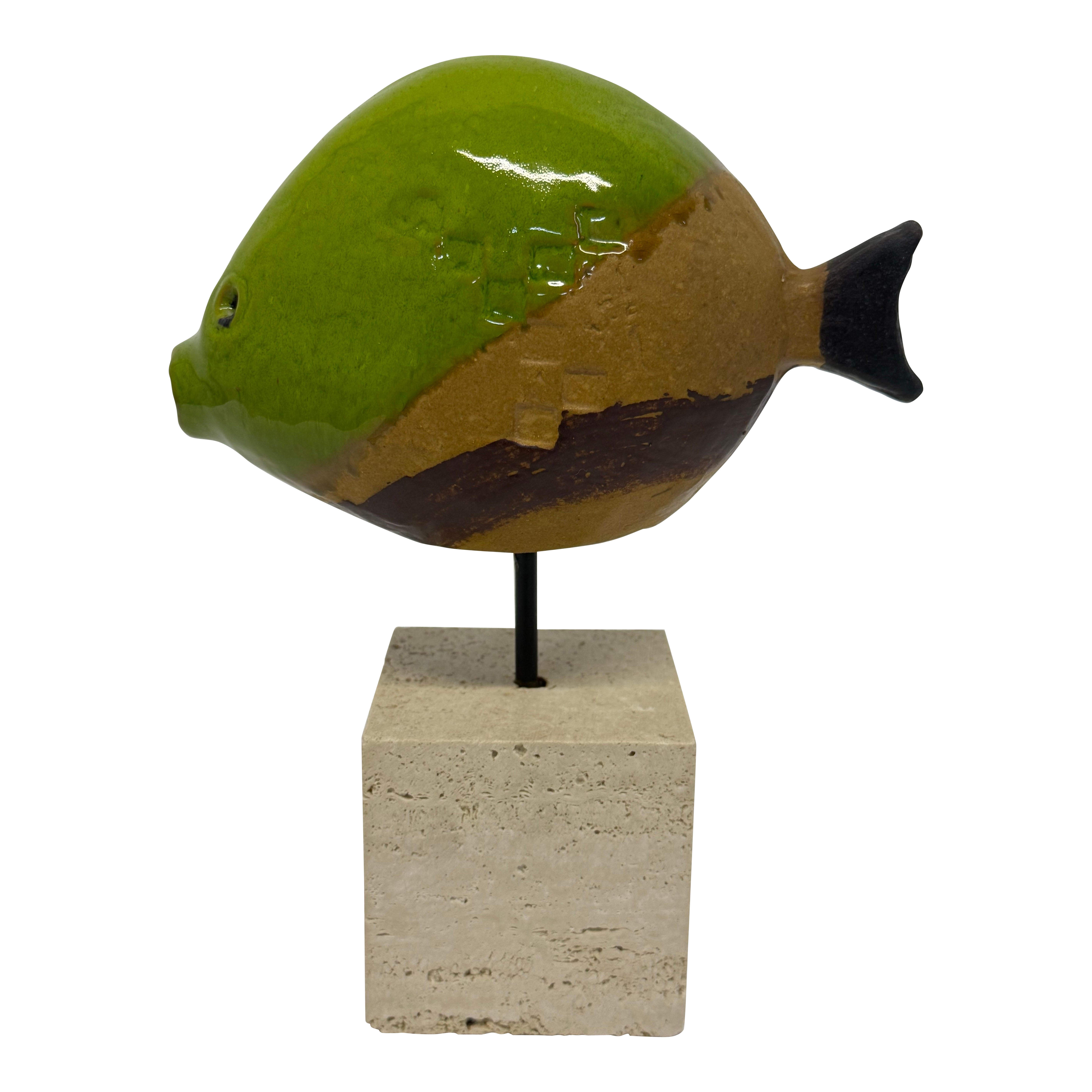 Ivo De Santis Fischskulptur aus glasierter Keramik auf Travertinsockel für Gli Estruschi