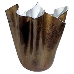 Florero Fazzoletto de cristal artístico italiano blanco negro con motas doradas firmado en Murano