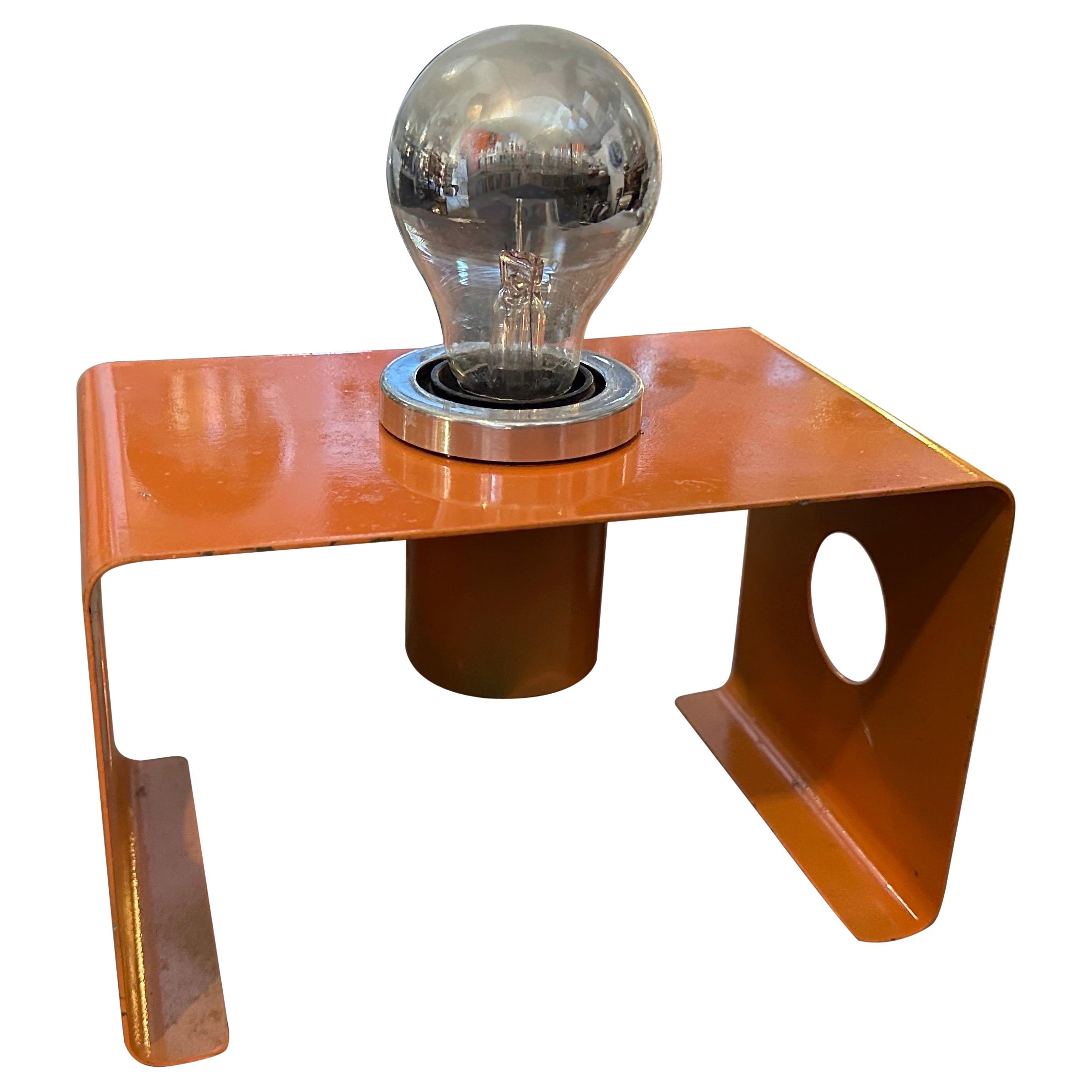 Lampada da tavolo italiana degli anni '70 in metallo dipinto di arancione