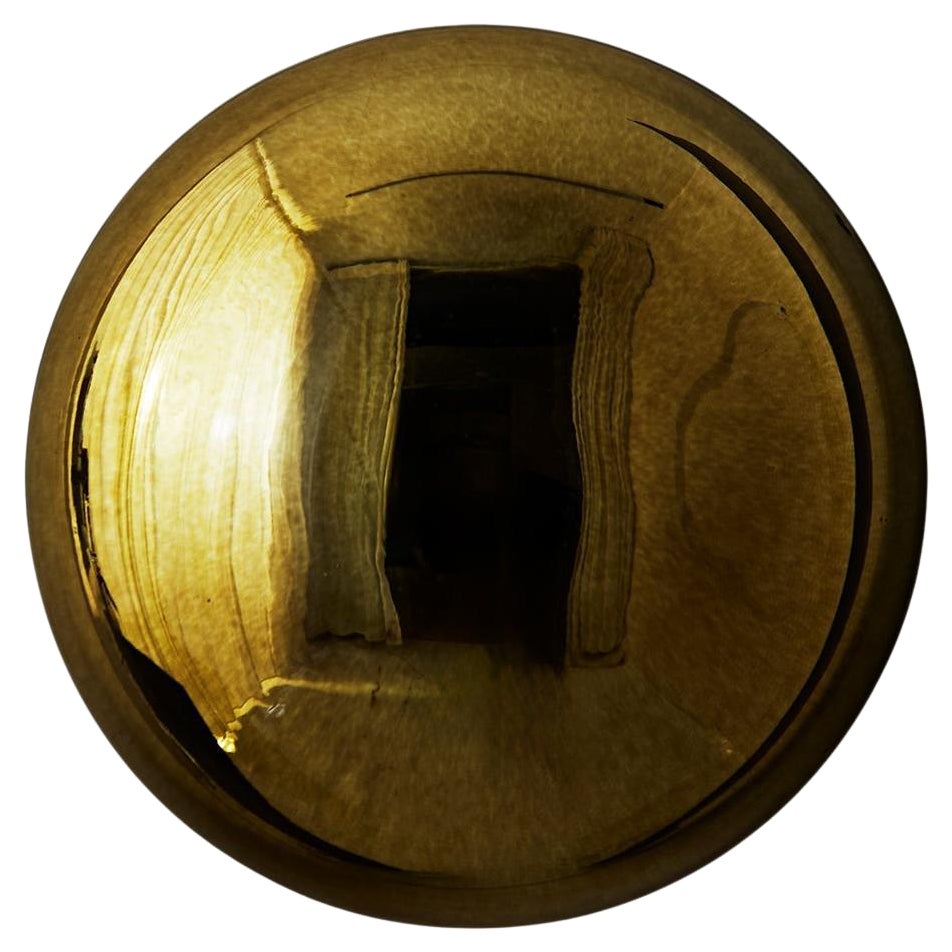 Lapis 26 Specchio scultoreo in oro con vetro soffiato a mano di Homa in vendita