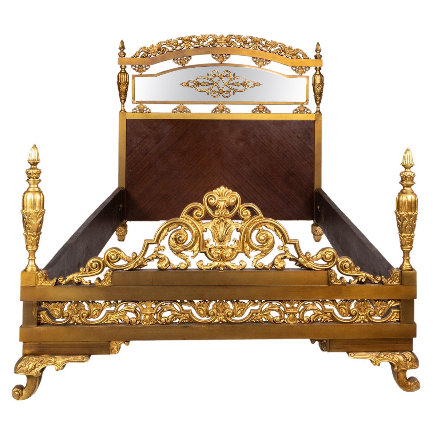 Modernes vergoldetes Bronzebett Louis XV.-Stil, 20. Jahrhundert