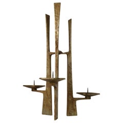 Candelabro escultural de tres brazos de acero forjado