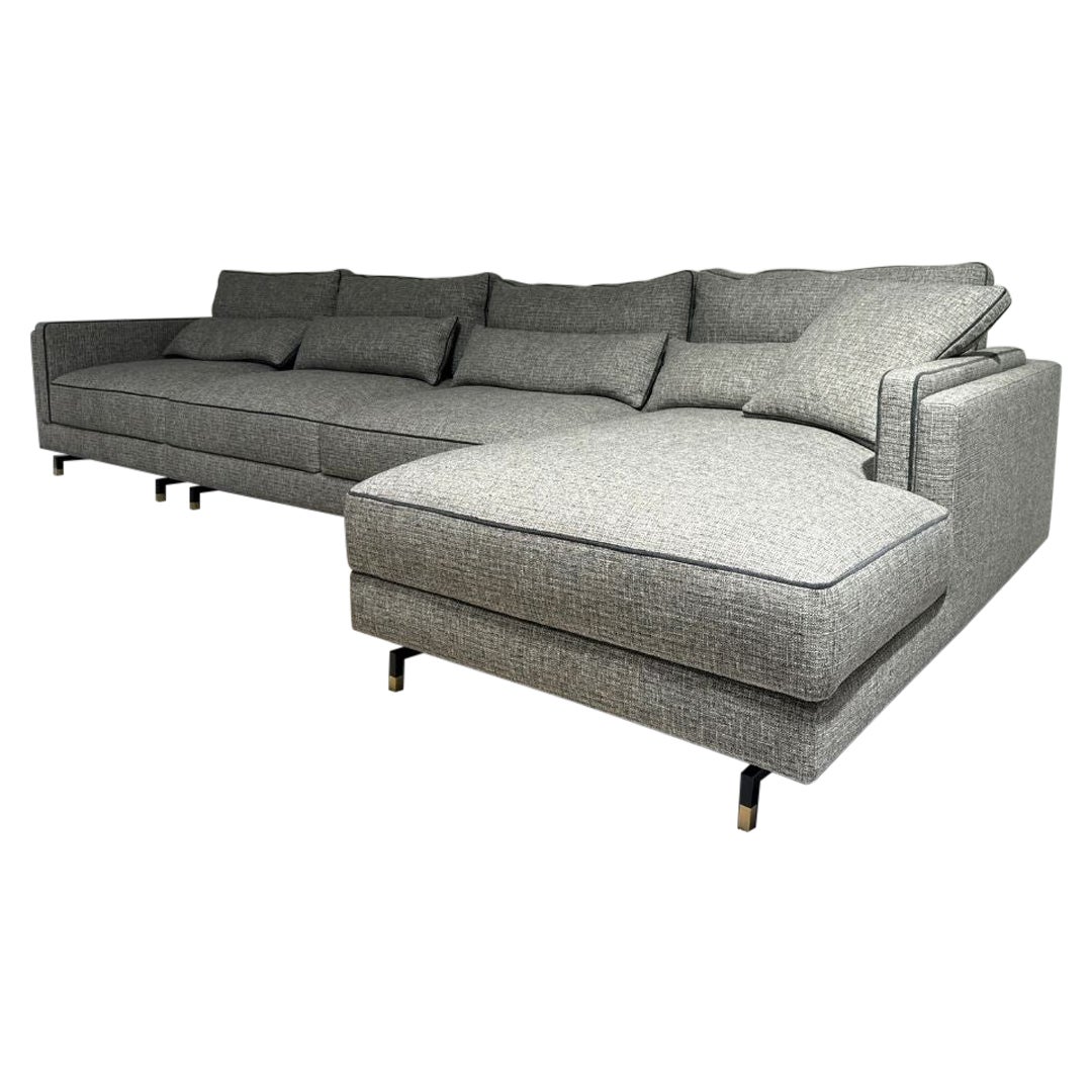 Divano modulare SINATRA con chaise-longue: STOCK UNIT - Disponibile per consegna immediata

Il sistema di sedute modulari SINATRA è il risultato della ricerca di eleganza, comfort e versatilità combinate tra loro. Il design in stile contemporaneo