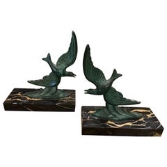 Sujetalibros francés 1930 Art Decó de mármol y metal verde con pájaros