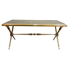 Mesa baja de latón de estilo neoclásico con tapa de mármol al estilo Raymond Subes