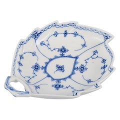 Plat Royal Copenhagen bleu cannelé en demi dentelle, en forme de feuille avec poignée