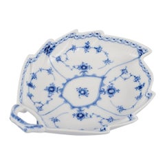 Demi-dentelle cannelée bleue de Royal Copenhagen, plat en porcelaine en forme de feuille