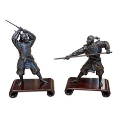 Guerreros samurai de combate japoneses de bronce