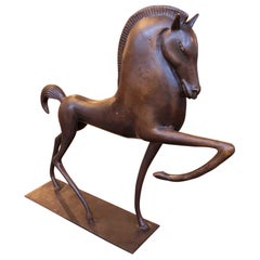 Scultura di cavallo in bronzo degli anni '90 con postura dinamica e base rettangolare