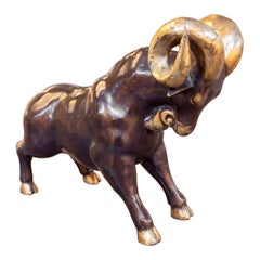 Escultura de carnero de los años 90 en bronce con detalles dorados