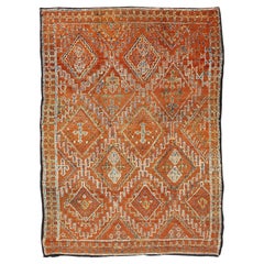 Tapis marocain ancien orné de diamants et de géométries  brun, rouge, orange, vert