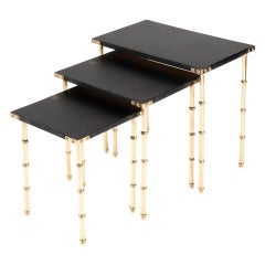 Jacques Adnet : ensemble complet de 3 tables gigognes, laiton et faux cuir, vers 1950