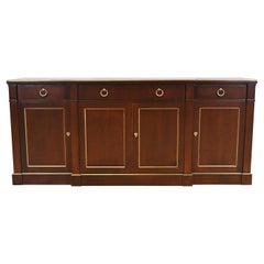 Baker Muebles Regencia Francesa Luis XVI Madera de Cerezo y Latón Aparador Credenza