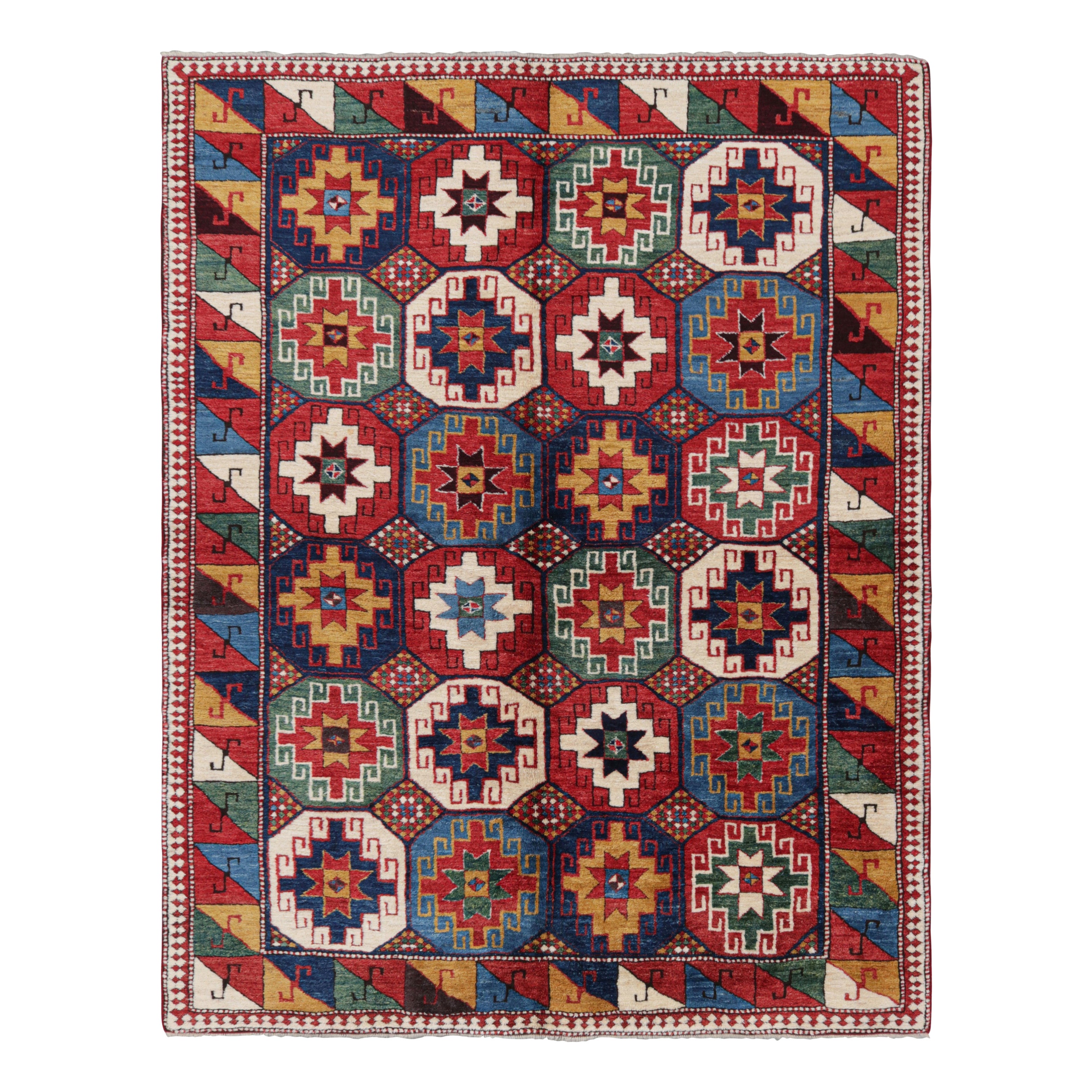 Tapis de couloir tribal turc vintage rouge avec médaillons colorés  Rug & Kilim