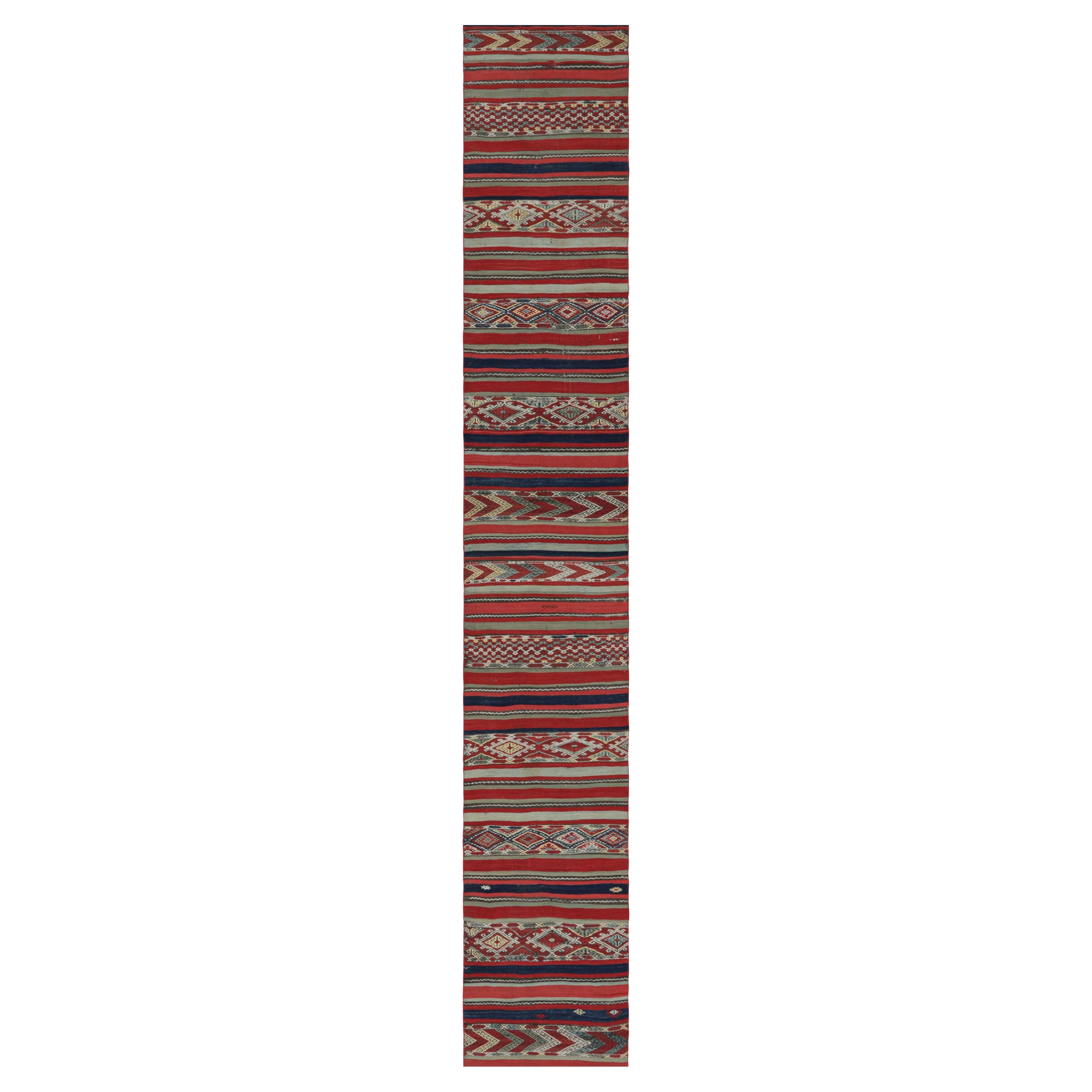 Tapis de course vintage extra-long Kilim en rouge avec motifs géométriques Rug & Kilim