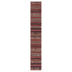 Tapis de course vintage extra-long Kilim en rouge avec motifs géométriques Rug & Kilim