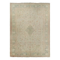 Tappeto Oushak antico oversize in beige e verde con medaglione  Rug & Kilim
