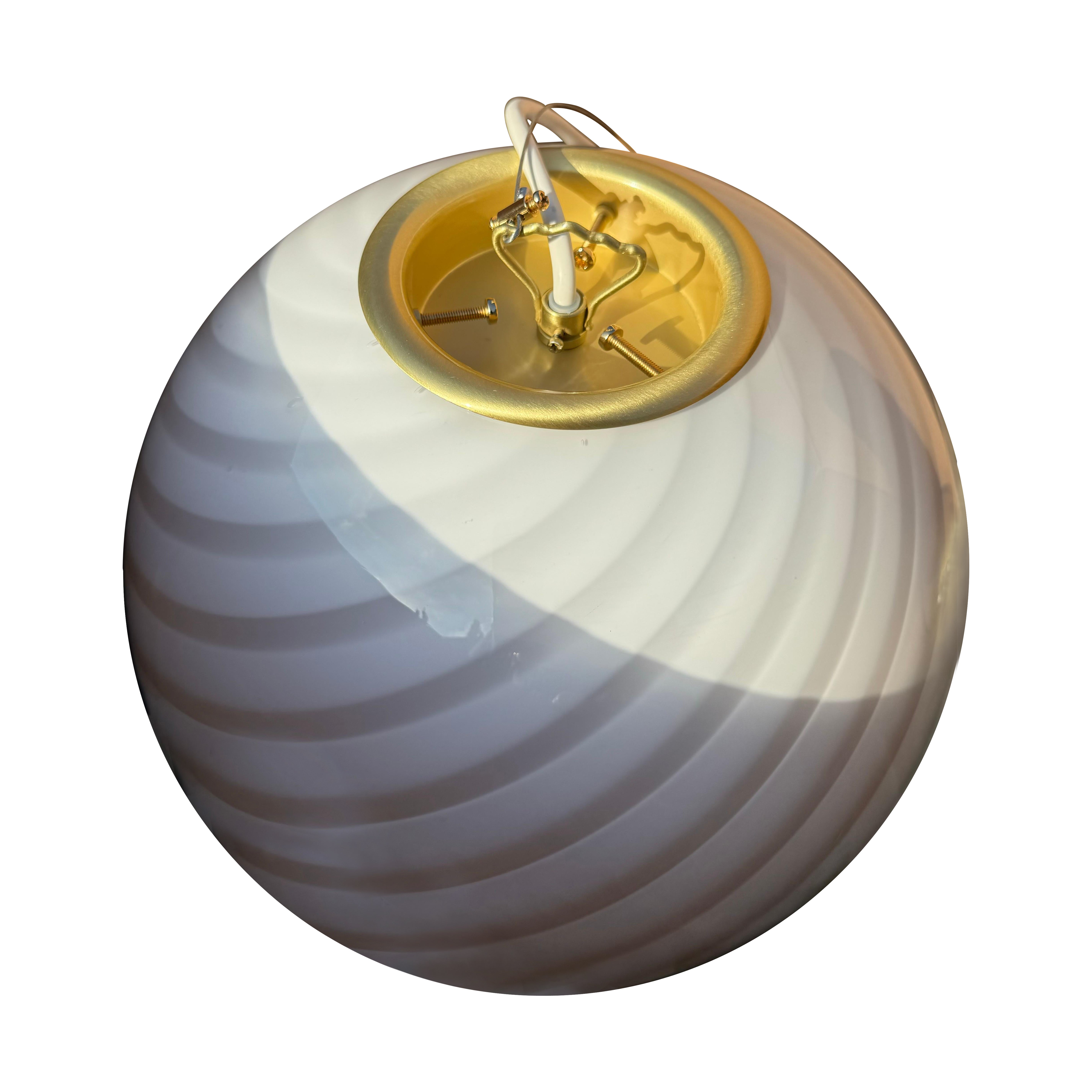 Medium Murano Vintage Candy pendant creme caramel swirl glass, made in Italy For Sale