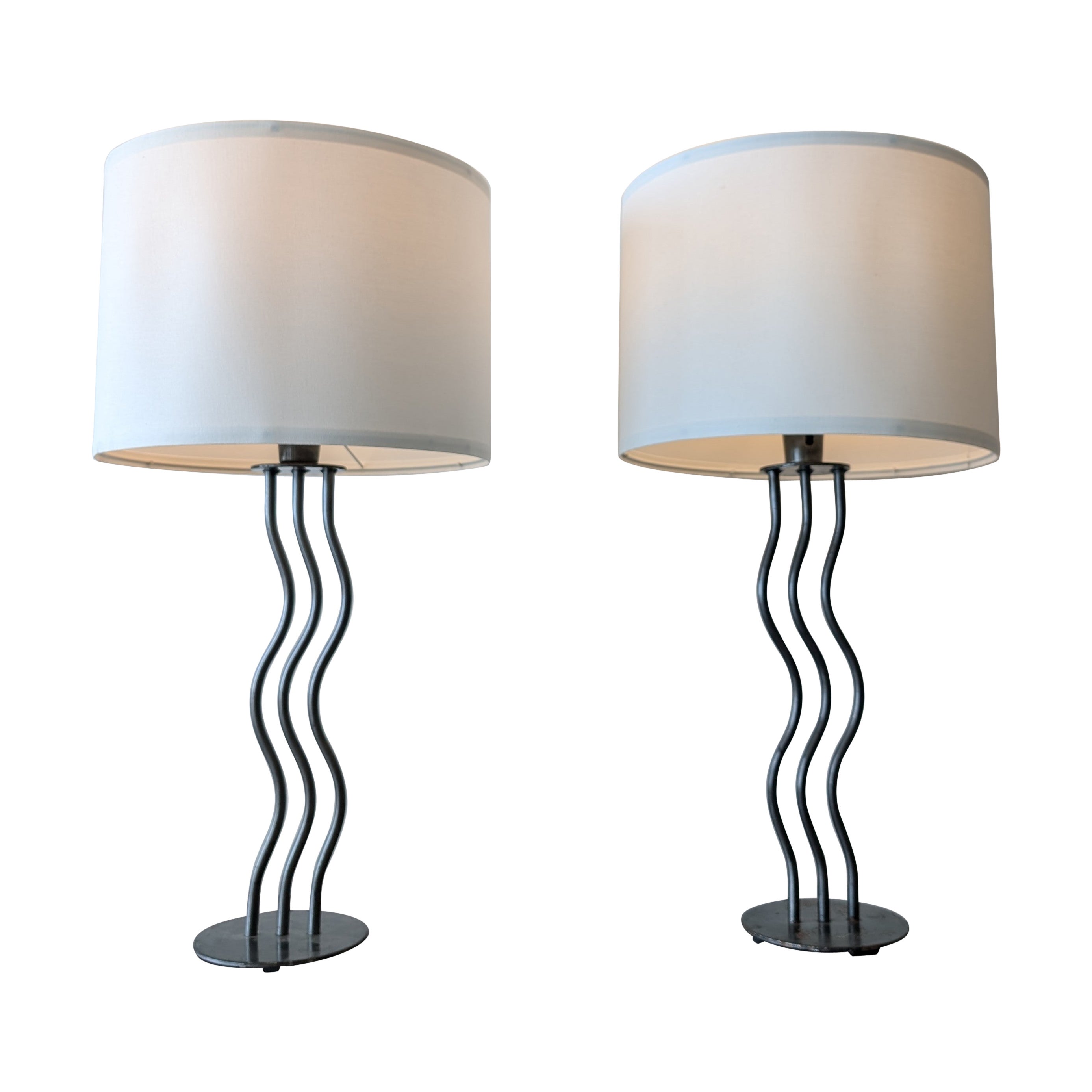 Pair of vintage postmodern 1980s American black steel wiggle lamps For Sale
