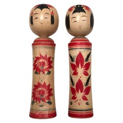 Ein Paar Kokeshi-Puppen im Sakunami-Stil, Vintage-Volkskunst-Stil, signiert Japan