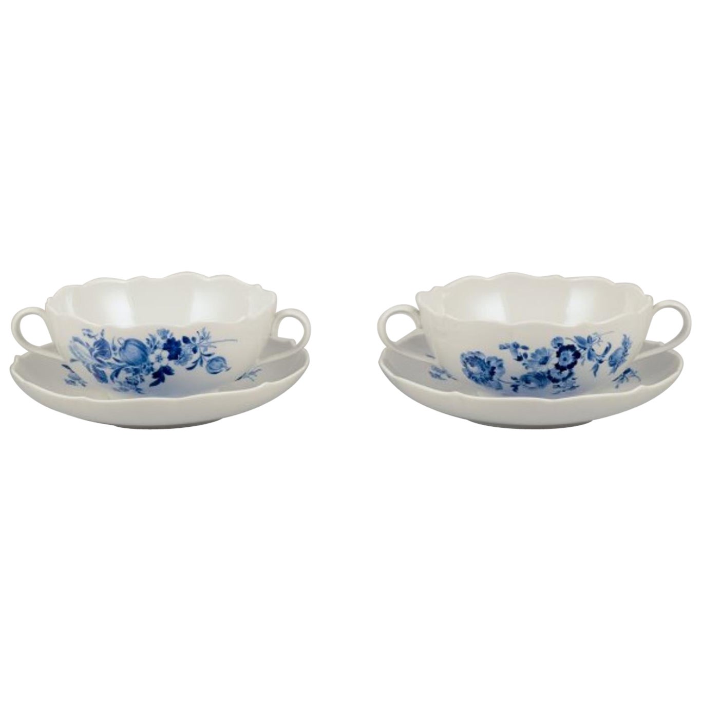 Meissen, Alemania. Dos pares de tazas de caldo de porcelana pintada de azul.