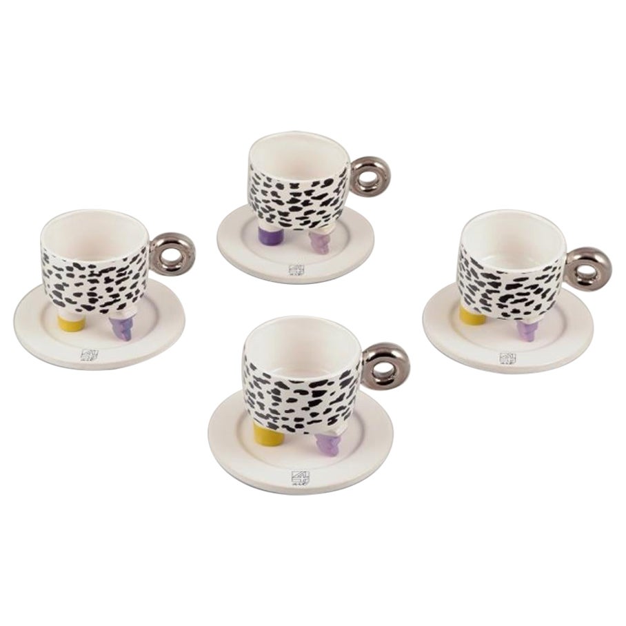 Ceramista de taller francés. Cuatro pares de tazas de café en loza