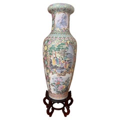 Vase floral de la famille rose chinoise 49" tall Chinese Decorated