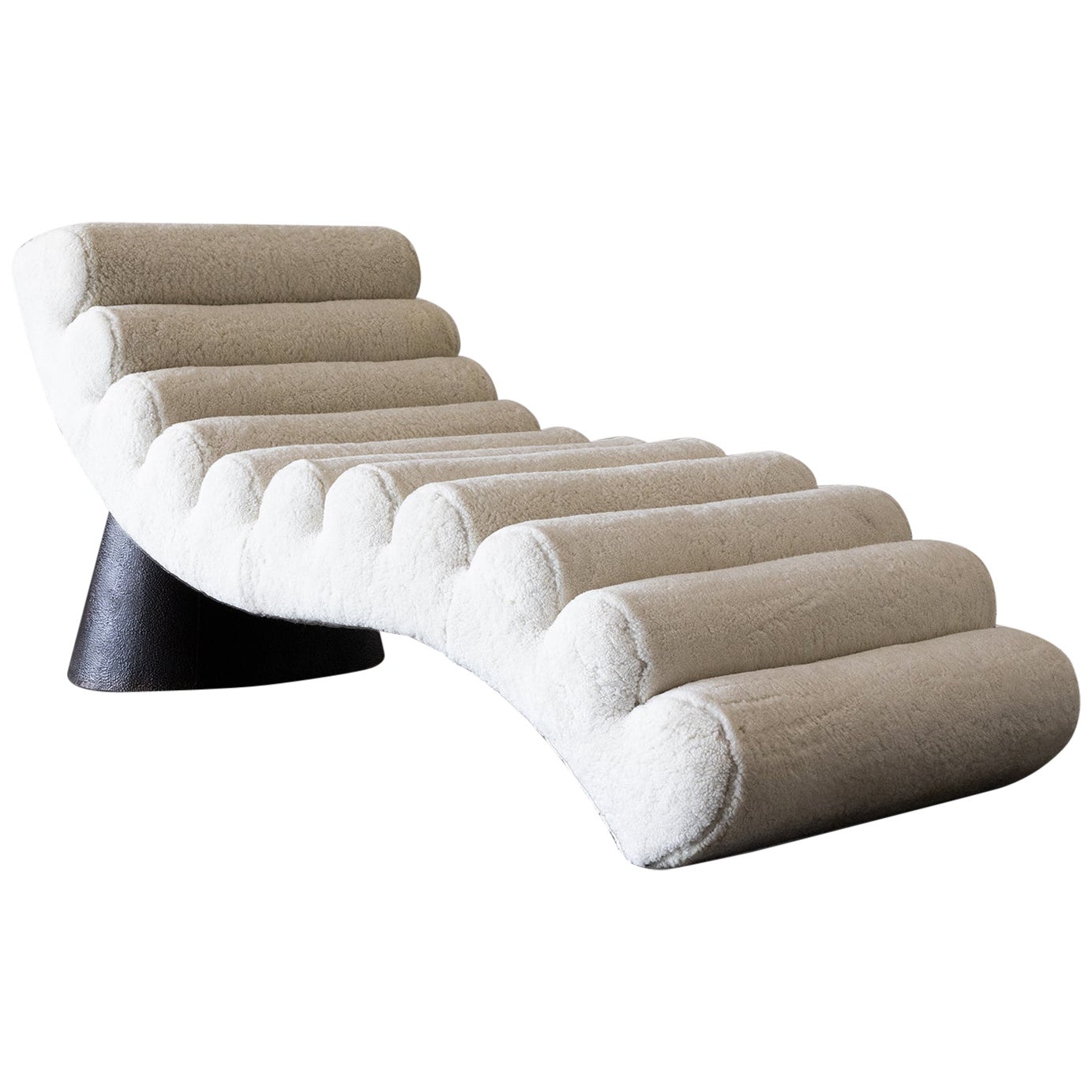POUND CHAISE - Shearling crema + bronzo scuro martellato di SHO MODERN