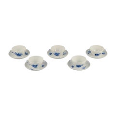 Royal Copenhagen Fiore blu intrecciato. Set di cinque coppie di tazze da brodo.
