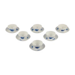 Royal Copenhagen Fiore blu intrecciato. Set di sei coppie di tazze da brodo.