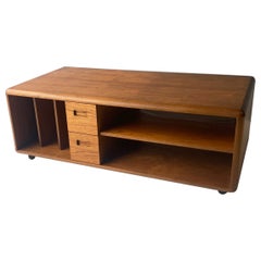 Meuble TV / support média / table basse des années 1960, moderne et du milieu du siècle, par The Moderns