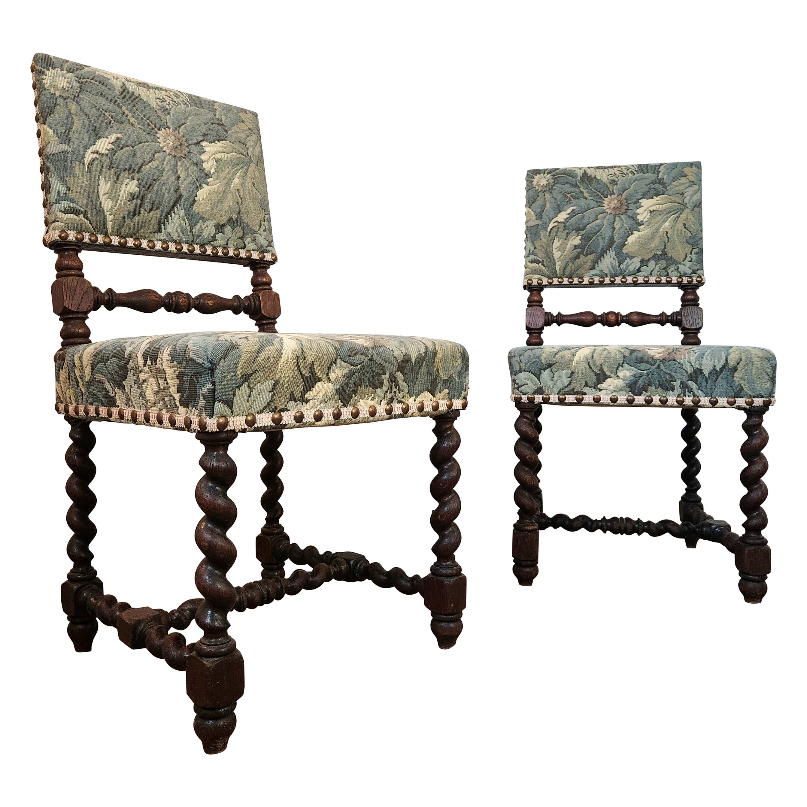 Paire de chaises d'entrée françaises du 18ème siècle, recouvertes de tapisserie