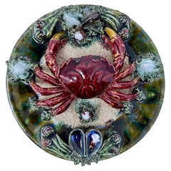 Piatto di mare in porcellana di granchio di proprietà della ceramica portoghese Palissy-Ware, circa 1950.