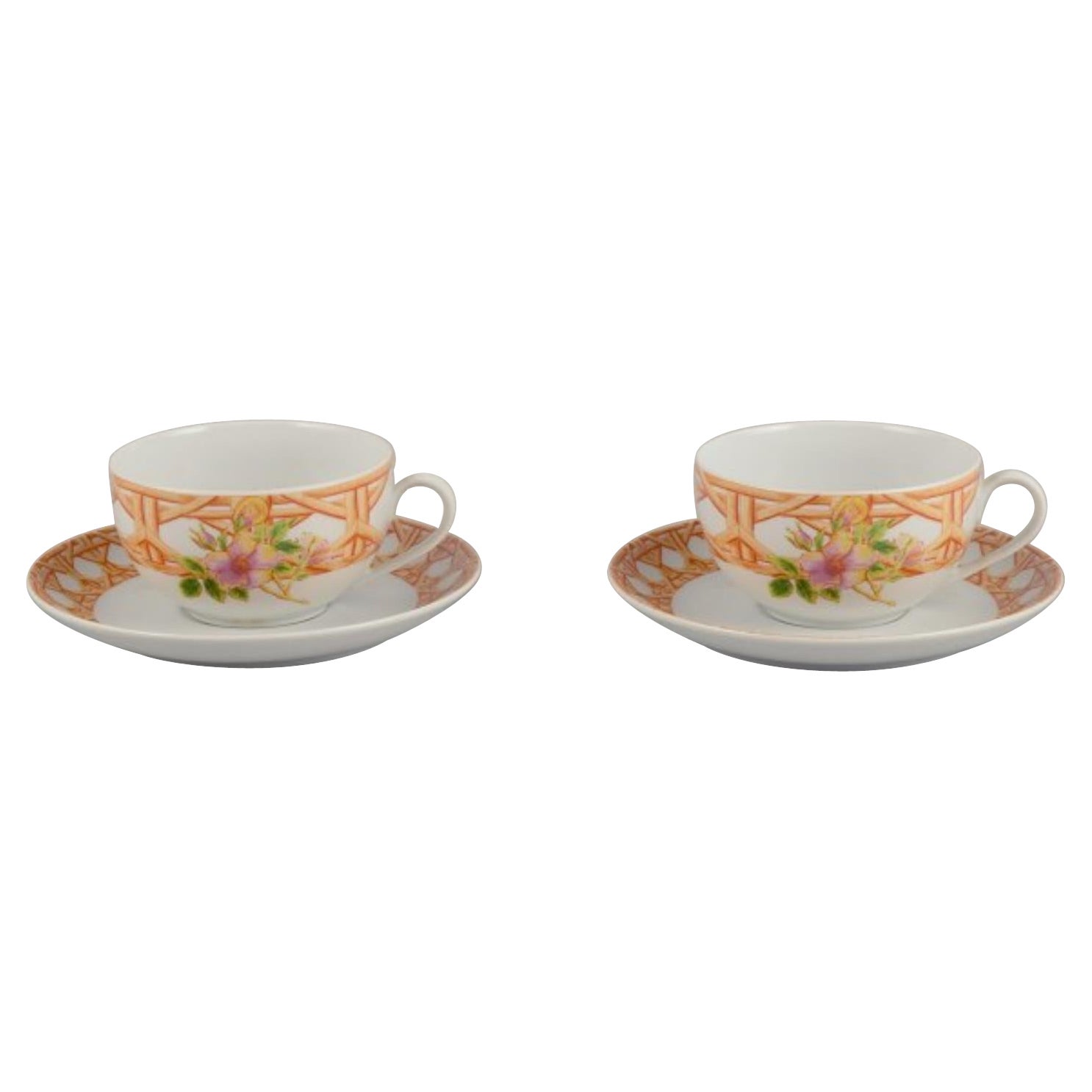 Christian Dior, París. Dos pares de tazas de café. Motivo floral. Finales del siglo XX