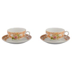 Christian Dior, París. Dos pares de tazas de café. Motivo floral. Finales del siglo XX