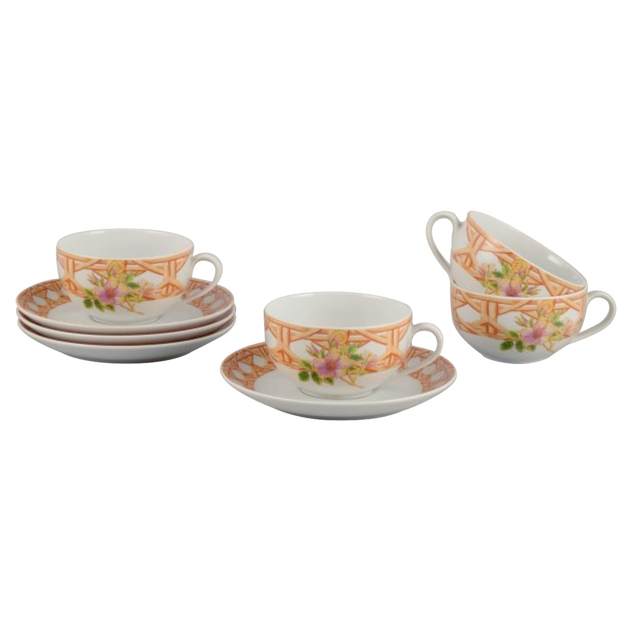 Christian Dior, París. Cuatro pares de tazas de café. Motivo floral. Finales del siglo XX en venta