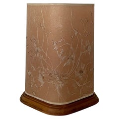 Französische Tischlampe mit Blumenmuster aus der Mitte des Jahrhunderts mit Sockel aus Eiche