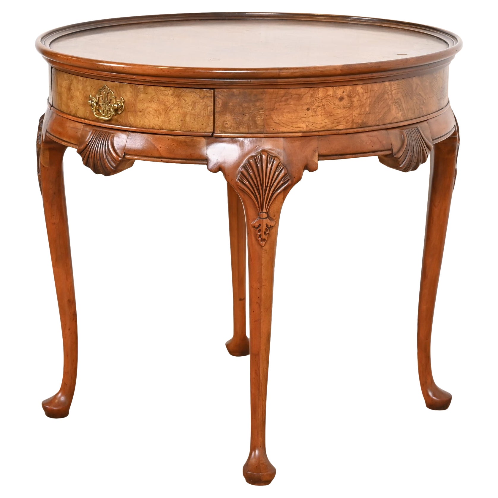 Baker Furniture Mesa de té Queen Anne de cerezo y madera burl, circa años 60