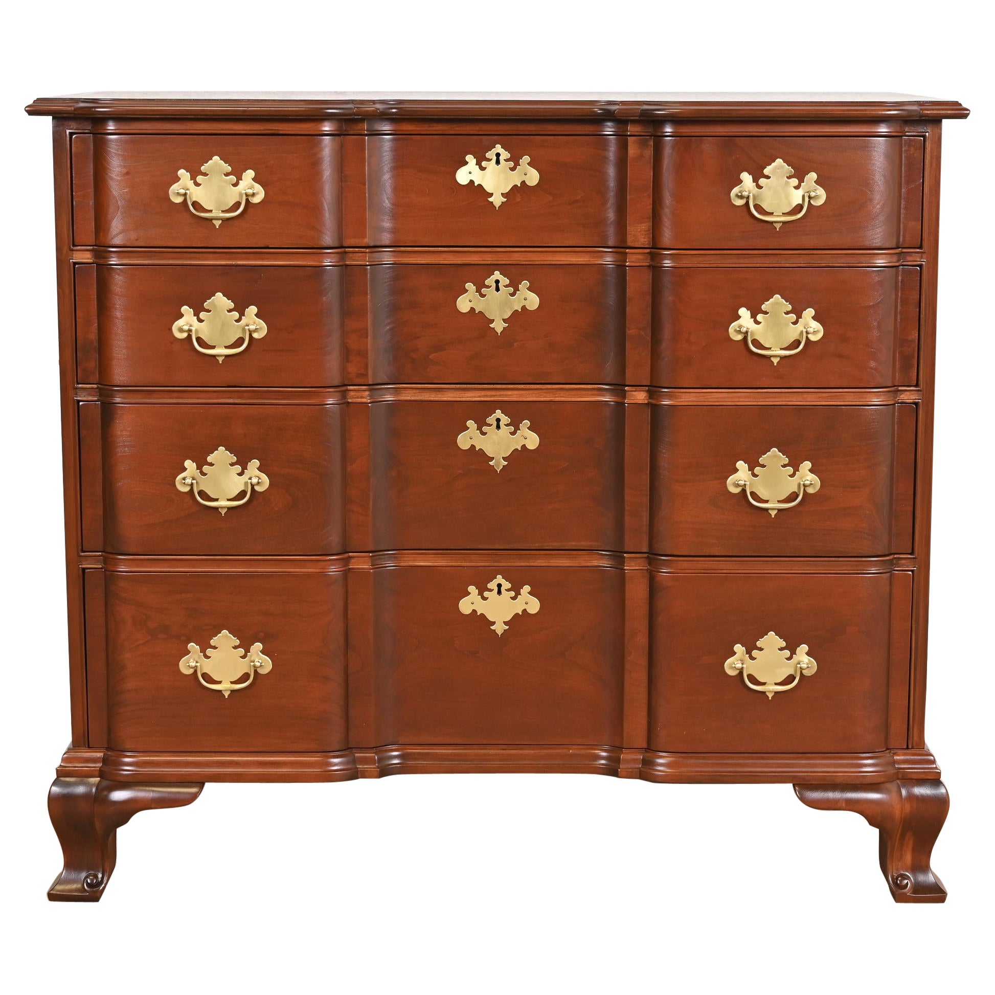 Cómoda Georgiana de Caoba Maciza Tallada con Frente de Bloque Kindel Furniture