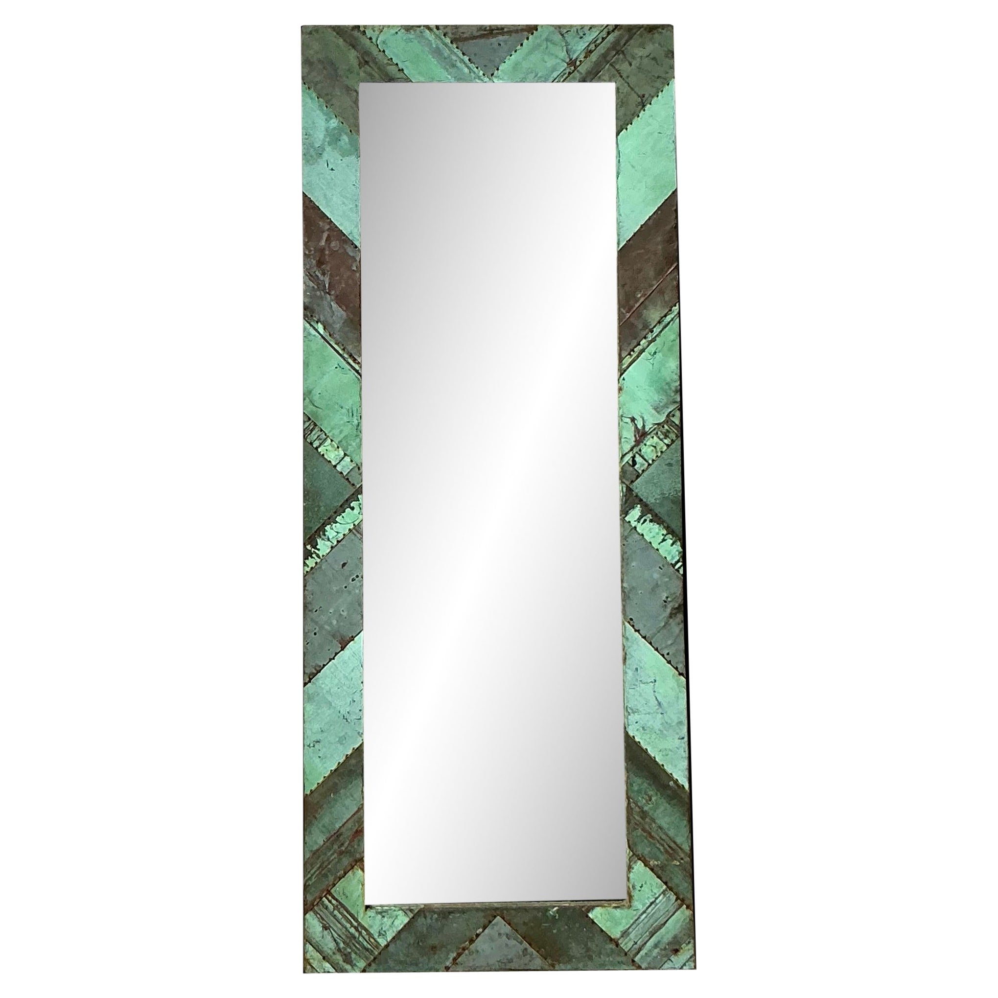 Specchio da terra vintage in rame verdastro con motivo Chevron