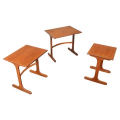 Modernes Tischset aus Teakholz mit Entenfuß