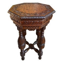 Petite table d'appoint octogonale française ancienne Renaissance en chêne sculpté vers 1900