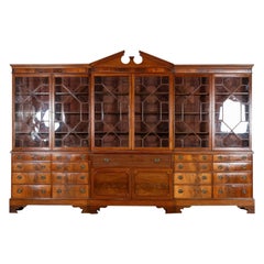 Monumentaler georgianischer Bücherschrank aus englischem Mahagoni mit gebrochener Front