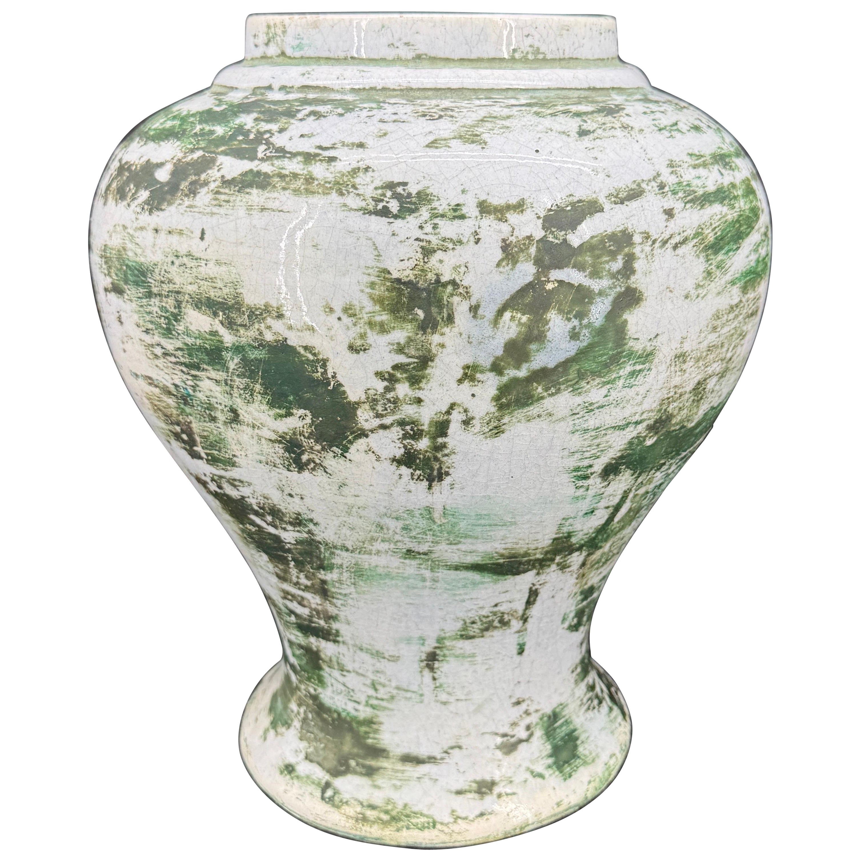 Centro de mesa urna decorativa de cerámica francesa verde blanca Sarreid en venta