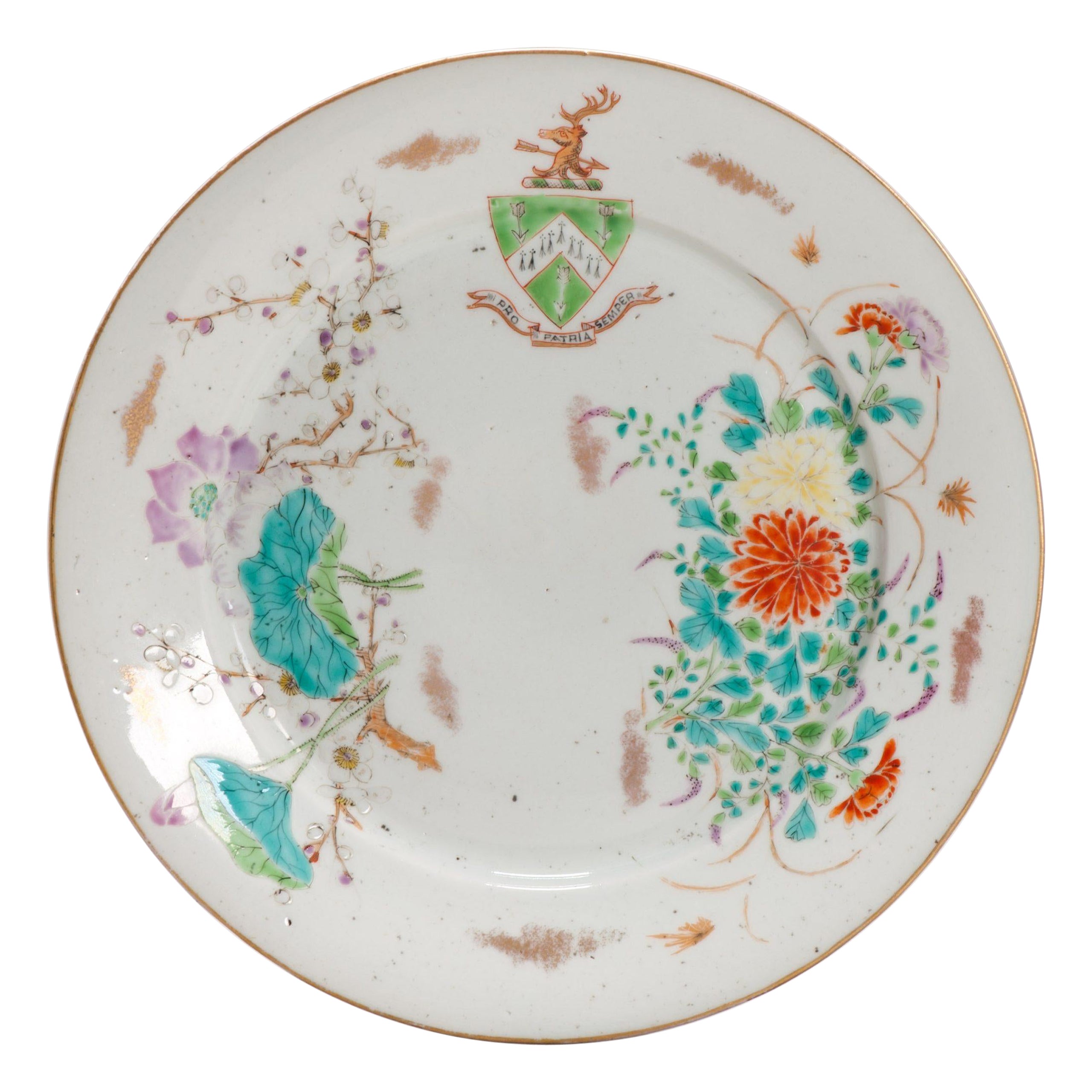 Ancienne assiette armoriée japonaise Arita avec détails fins en forme d'armoiries de bijou, 19e siècle