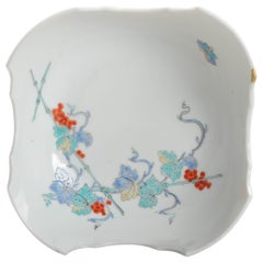 Antica ciotola giapponese in stile Arita Kakiemon dall'insolita forma a fiori