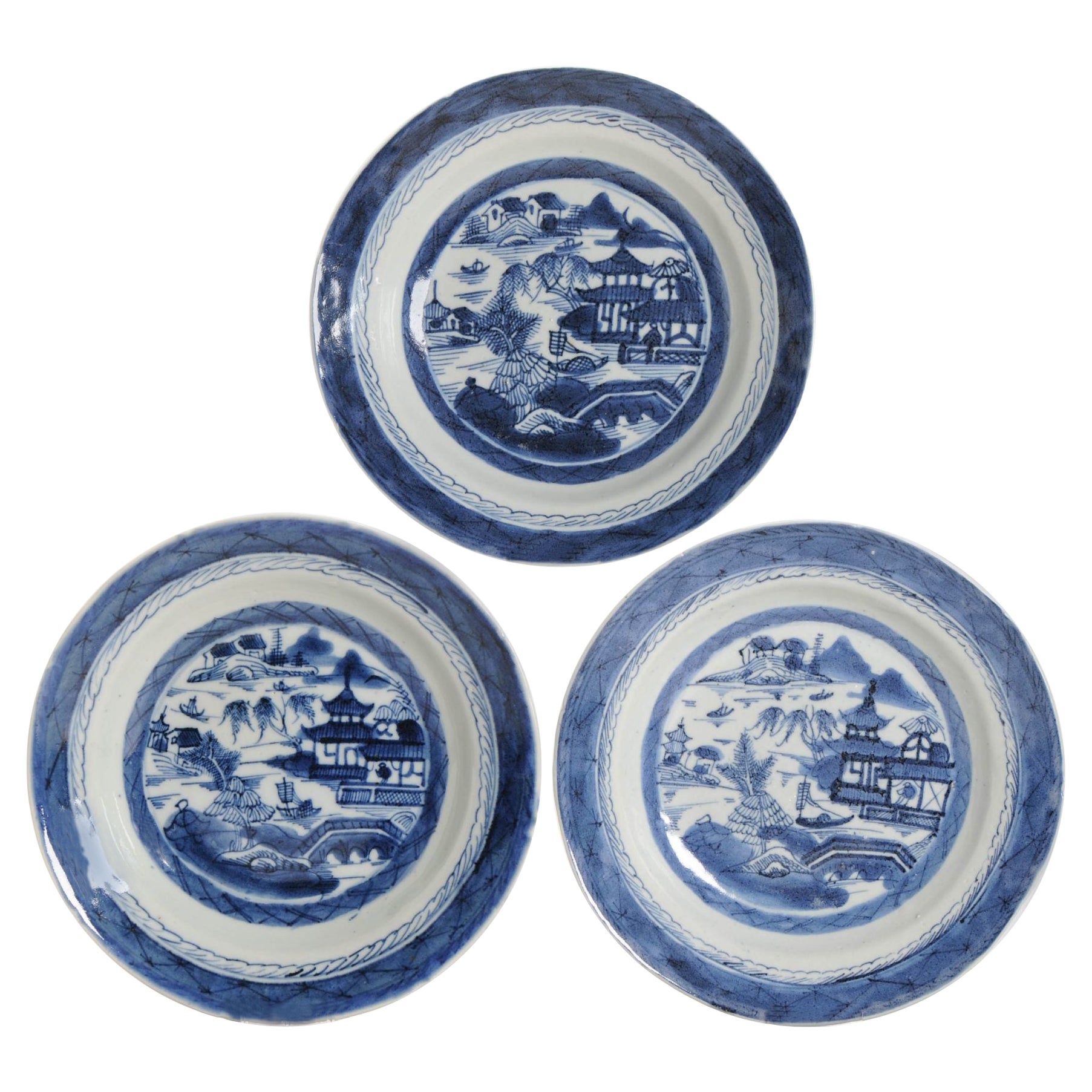 Set di 3 piatti antichi di porcellana cinese Kangxi/Yongzheng blu e bianca 18C